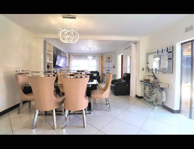 4 BEDROOM HOUSE FOR SALE IN LENASIA EXT 8